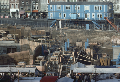 803022 Gezicht op het in aanbouw zijnde Muziekcentrum Vredenburg te Utrecht, vanaf het kantoorgebouw Vredenborch ...